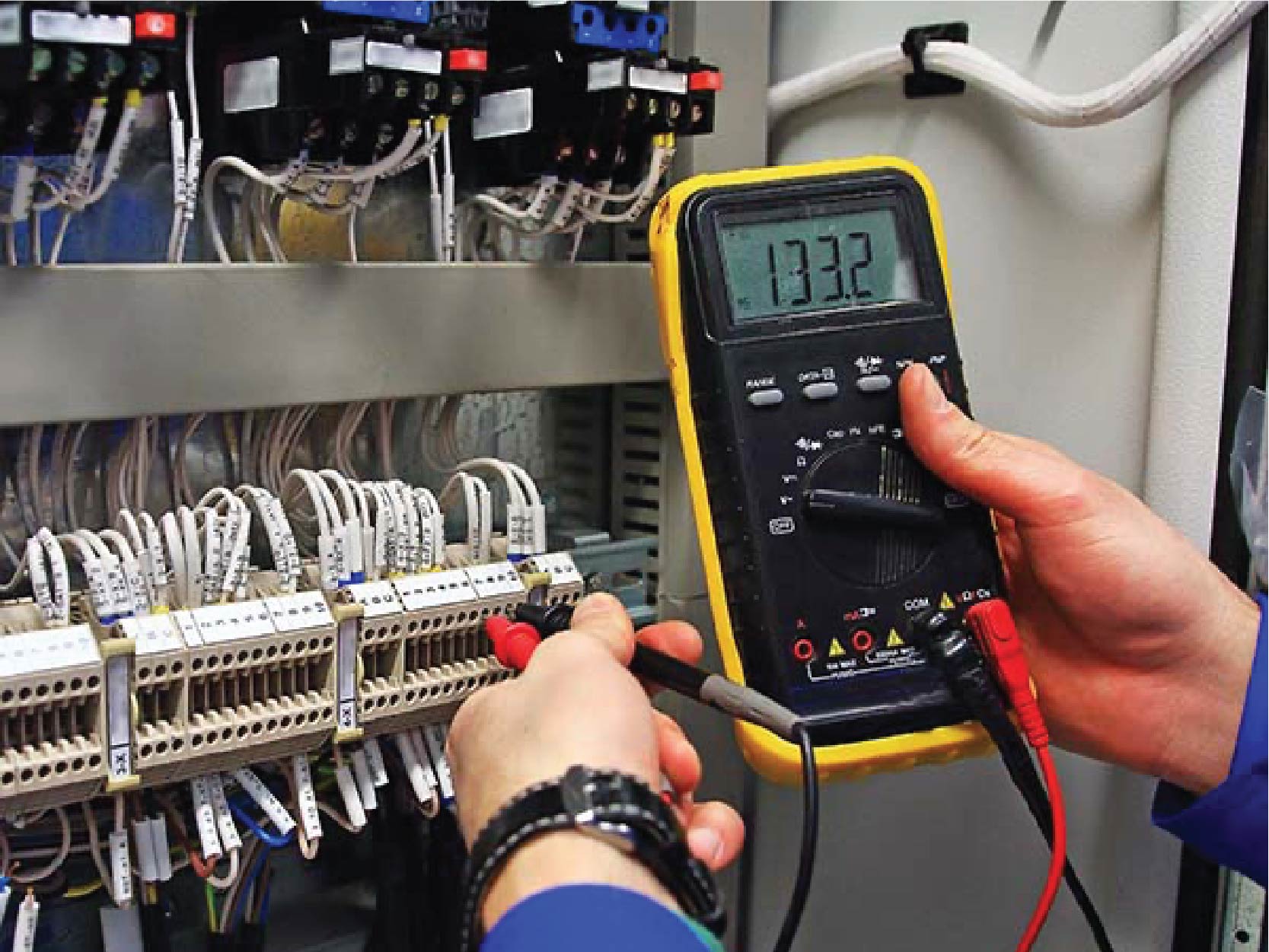 Variación de Voltaje Medición Reguladores Voltímetro