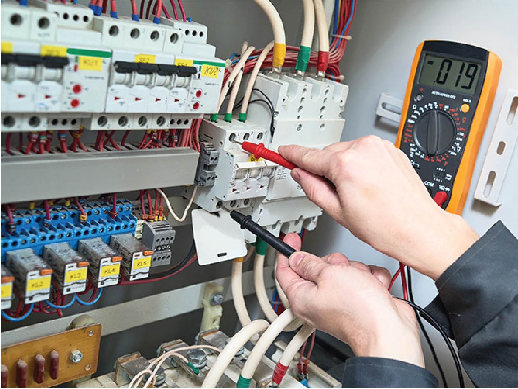 Medición de Voltaje y Variaciones Eléctricas